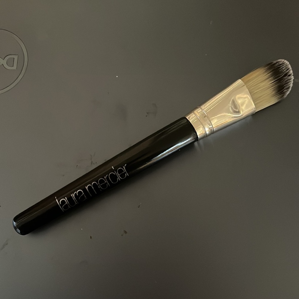 Laura Mercier Crème Cheek Color Brush - Picture 2 of 3